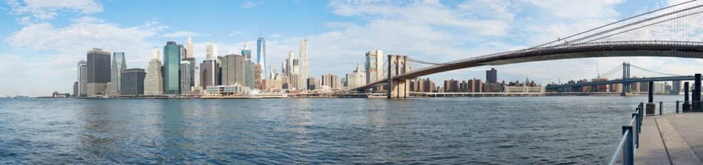 Naklejka premium New York city skyline panorama and Brooklyn Bridge in a sunny day