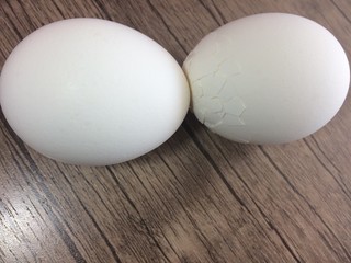 ahşap zemin üzerinde bir sağlam ve bir çatlak yumurta