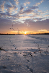 słońce, wiatrak, wiatraki energetyka, niebo, wschód,śnieg © Amelia Roman