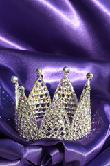 Silberne Krone auf violettem Satin Stoff Adel Geburtstag Jubiläum Krönung