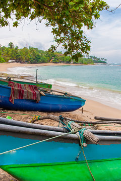 Küstenlandschaft mit  traditionellen Fischerbooten in Sri Lanka, Blick auf den Indischen Ozean