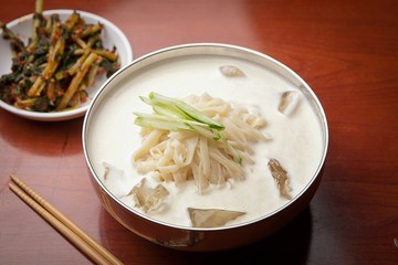 kong guksu. Noodles in Cold Soybean Soup. 