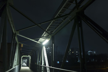Stahl Brücke bei Nacht