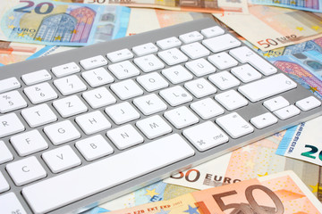 Tastatur mit Geldscheinen