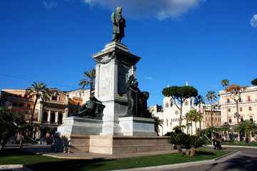 Fototapeta na wymiar Monument to Cavour on the square of its name in Rome, Italy