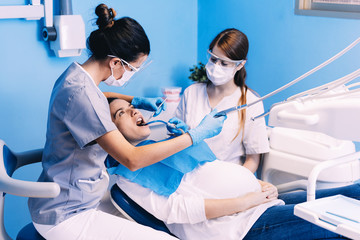 Dentists with a patient during a dental intervention.