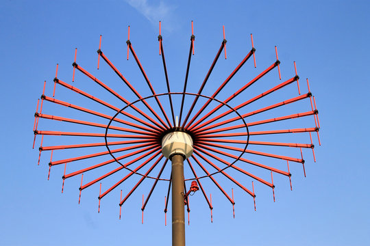 Rundantenne vor blauem Himmel