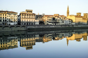 Fototapeta na wymiar Lungarno al Ponte alle Grazie 