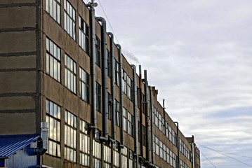 Промышленное здание с трубами