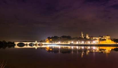 Obraz premium Pont Saint-Bénézet et Palais des Papes à Avignon la nuit dans le Vaucluse, Provence, France
