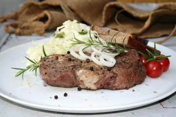 organisch, lifestyle, foodie, medium, rare, men-breakfast, urban, krautsalat, rosmarin, wildkräuter, steak, sauerteigbrot