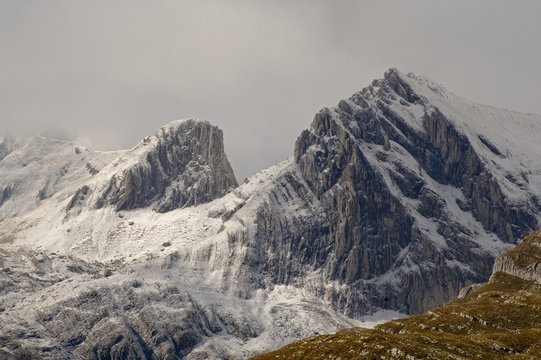 Sareni Pasovi and Stit peak covered in snow, Vjetrna Brda (ridge) Durmitor NP, Montenegro, October 2008