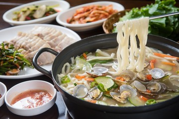 bajirak kalguksu. Noodle Soup with Clams.