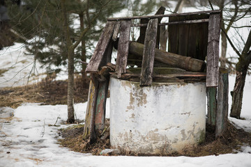 Abandoned well is damaged coating in the midst of the court uninhabited house