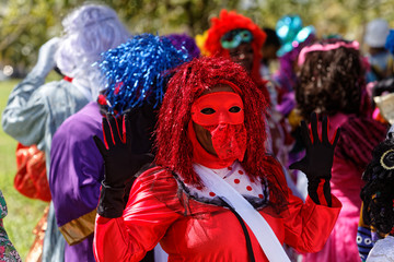 Masque rouge pour la parade du littoral à Kourou en Guyane française