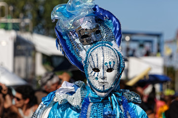 Deux masques pour la parade du littoral à Kourou en Guyane française 