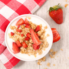 muesli and berry fruit