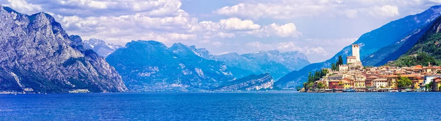 Photo sur Plexiglas Lac / étang Beau paysage du Lago di Garda avec vue sur la ville de Malcesine. Italie