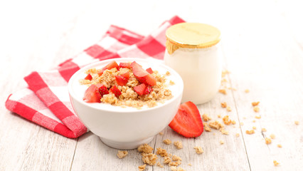 muesli and berry fruit