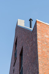 Fassade mit Heizungsschornstein