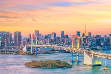 Fototapeta premium Tokyo skyline with Tokyo tower and rainbow bridge
