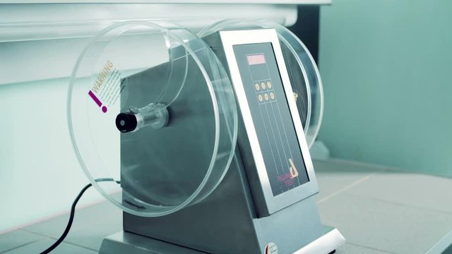 Turning on pills solubility tester spinning in the laboratory.