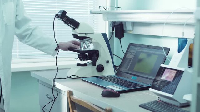 Person explain to students the work of electron microscope.