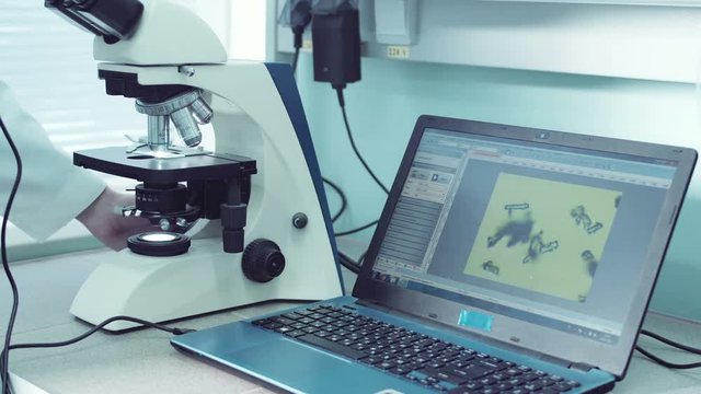 Person explain to students the work of electron microscope.