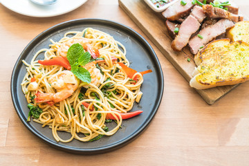 stir-fried spicy spaghetti with shrimp