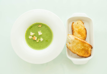 spinach soup with garlic bread