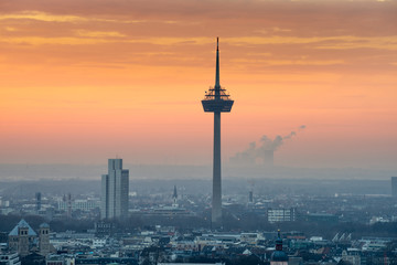 Fernsehturm K&ouml;ln bei Sonnenuntergang