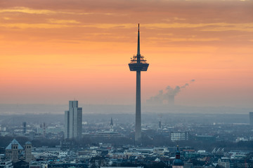 Fernsehturm Köln bei Sonnenuntergang