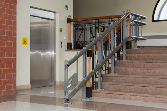 Лифт и лестничный подъемник для инвалидов в общественном здании