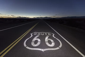 Deurstickers Route 66 stoepbord & 39 s nachts in de Mojave-woestijn in Zuid-Californië. © trekandphoto