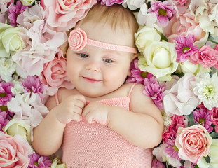 Obraz na płótnie Canvas Little baby and flowers 