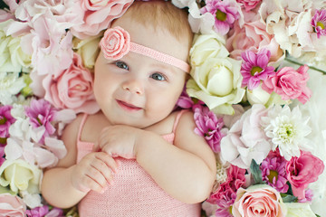 Obraz na płótnie Canvas Little baby and flowers 