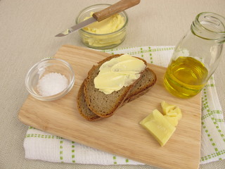 Selbst gemachte vegane Margarine auf Brot