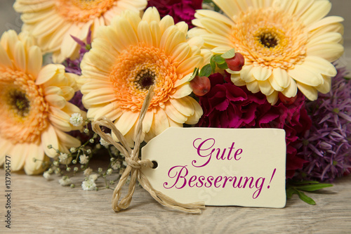 "Blumen und Karte Gute Besserung!" Stockfotos und lizenzfreie Bilder