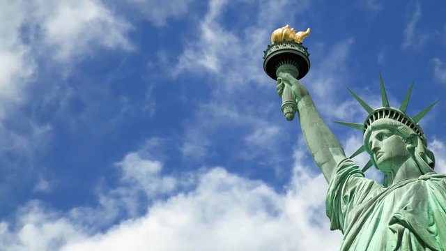 Seamless loop - Statue of liberty, blue sky with moving clouds, HD video