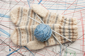 Fototapeta na wymiar ball of yarn and mittens