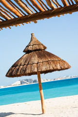 parasol en paille  sur une plage de rêve