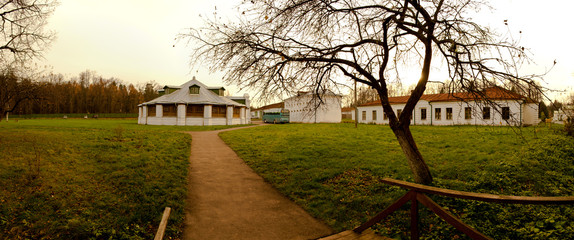 Obraz premium Manor Serednikovo, autumn day, landscape, photographed a clear day. Clear sky