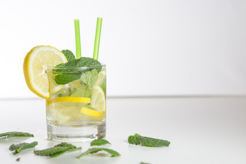 Longdrink mit Minze und Zitronen