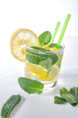 Wasser und Zitronenscheiben