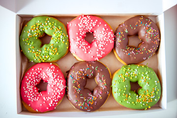 Коробка с разноцветными пончиками