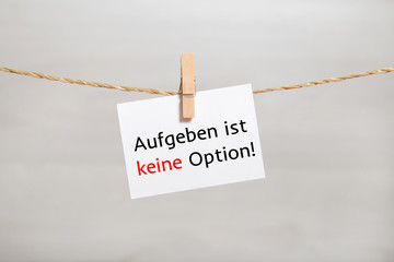 Zettel mit Aufschrift: Aufgeben ist keine Option!