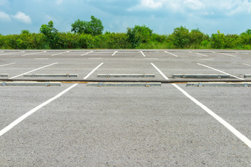 Obraz premium Empty parking lot on blue sky background