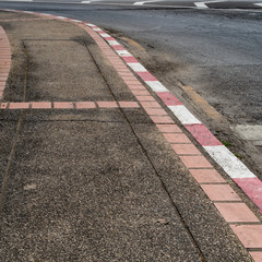 Obraz premium Concrete sidewalk with red and white
