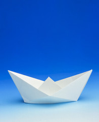 Obraz premium Boat made of pleated paper