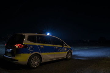Fototapeta na wymiar Polizeiauto Nachtaufnahme